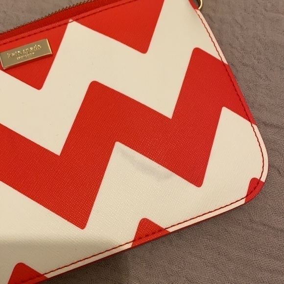 Kate Spade wristlet bag in very good condition. - Picture 3 of 9